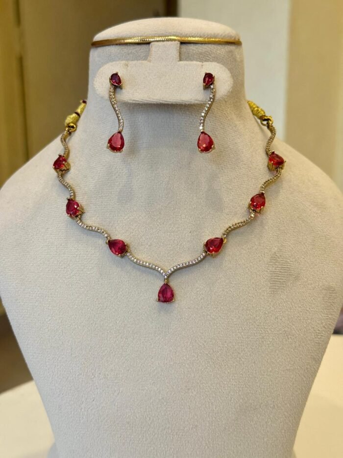 SIMPLE NECK PIECE WITH CUTE PENDENT
